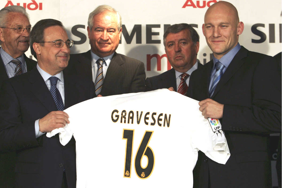 Florentino presenta a Thomas Gravesen en 2005.