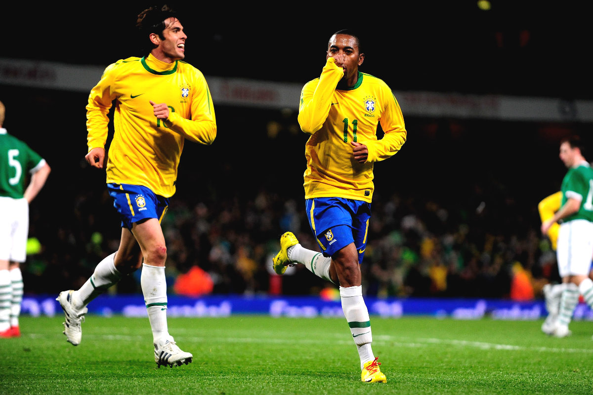 Robinho celebra un gol junto a Kaka con la camiseta de la selección brasileña.
