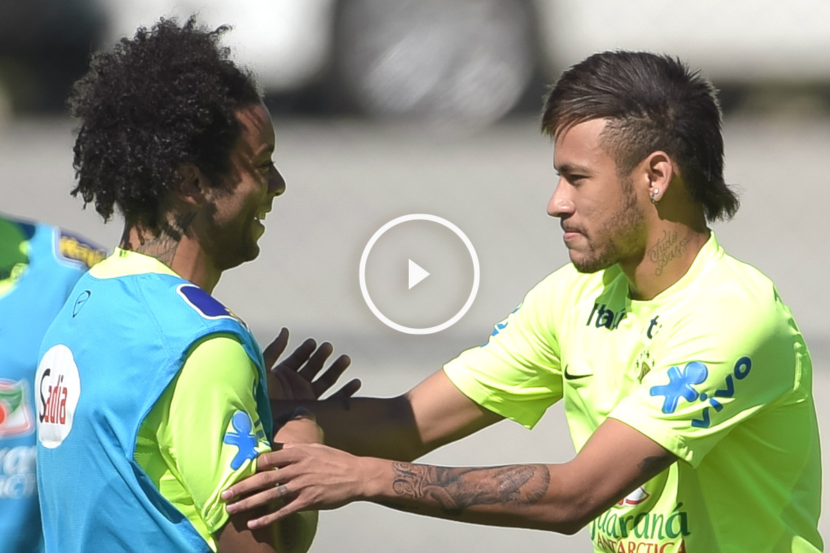 Neymar y Marcelo bromean en un entrenamiento de la selección brasileña.