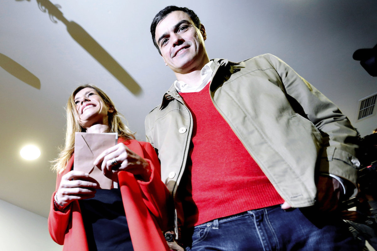 El líder socialista Pedro Sánchez, en el colegio electoral junto a su mujer (Foto: Efe)