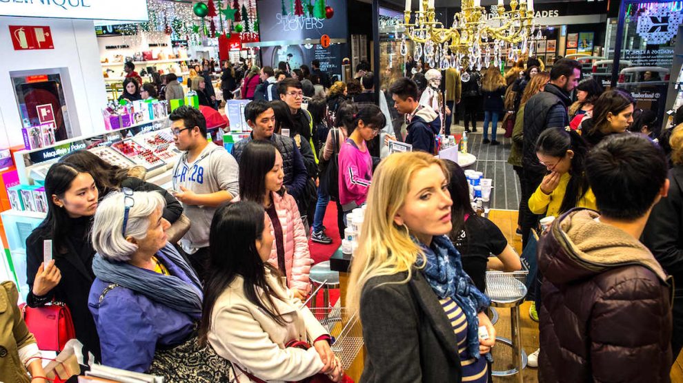 Clientes hacen cola en El Corte Inglés de Barcelona. (Foto: GETTY)