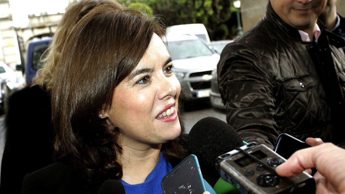 Soraya Sáenz de Santamaría haciendo declaraciones a los medios. (FOTO:EFE)