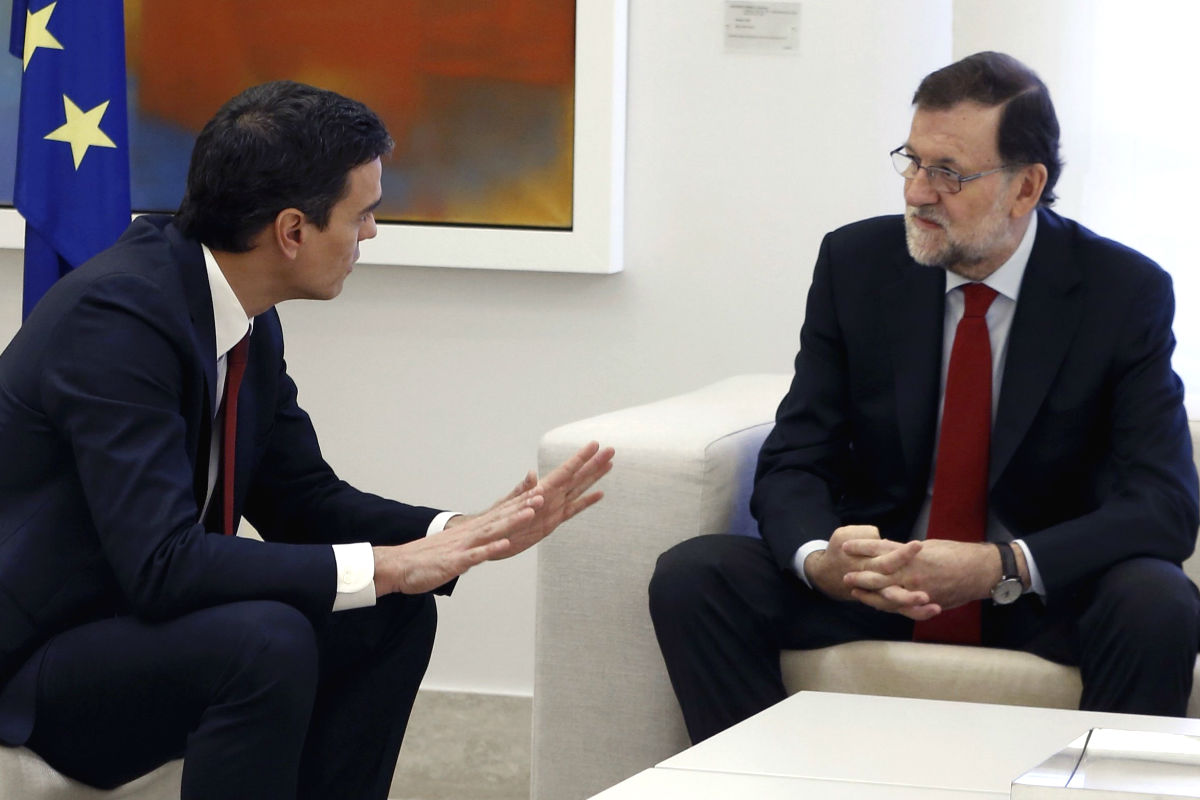 Pedro Sánchez en La Moncloa con Mariano Rajoy. (Foto: EFE)