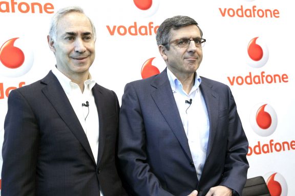 El CEO de Vodafone, Antonio Coimbra (i) y el presidente de de Vodafone, Francisco Román.