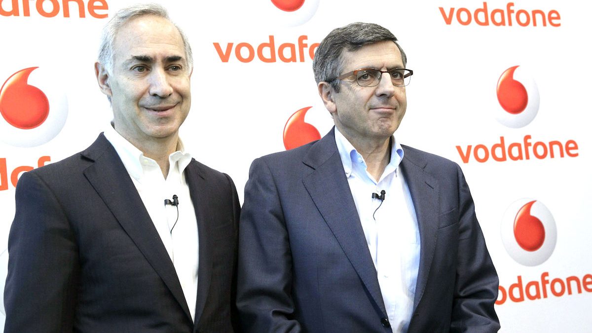 El CEO de Vodafone, Antonio Coimbra (i) y el presidente de de Vodafone, Francisco Román.