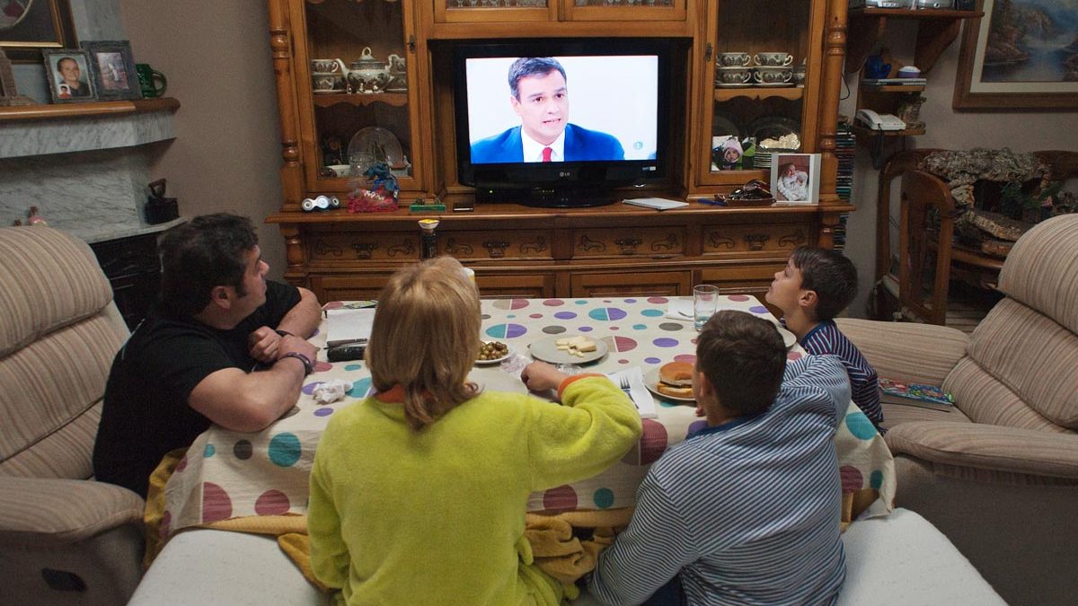 Una familia viendo la televisión. (Foto: AFP)