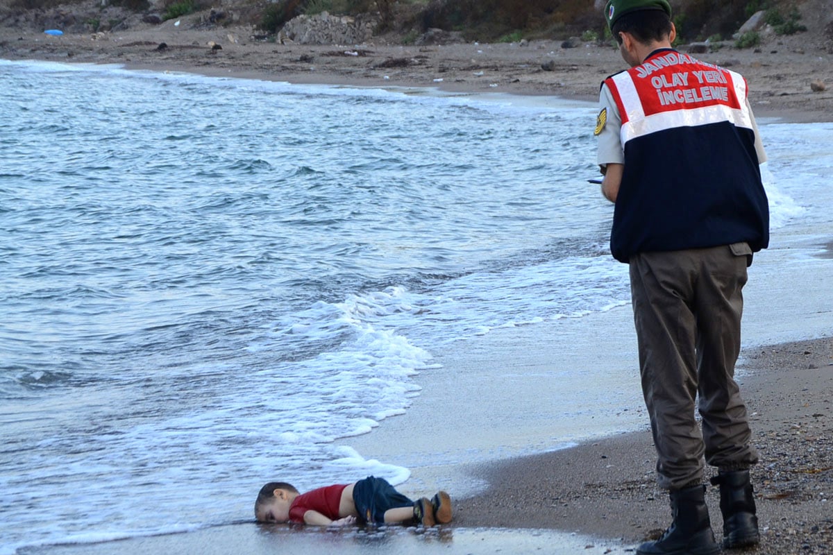 Aylan Kurdi, el niño que protagoniza una de las fotografías de mayor impacto y simbolismo del año. (Foto: Nilufer Demir/Dogan Agency News/AFP)