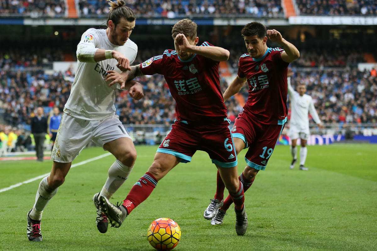 Bale intenta regatear a Iñigo. (AFP)