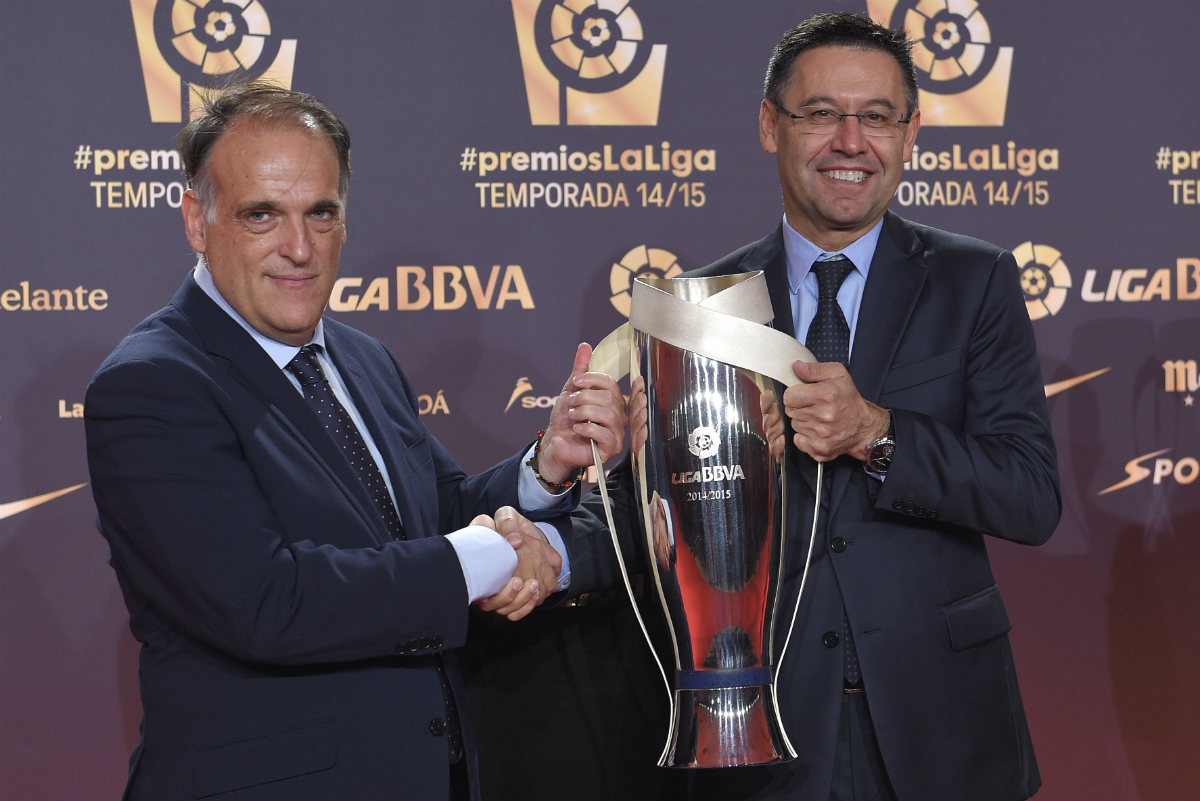 Javier Tebas entrega a Bartomeu el título de campeón de Liga de la temporada pasada. (AFP)