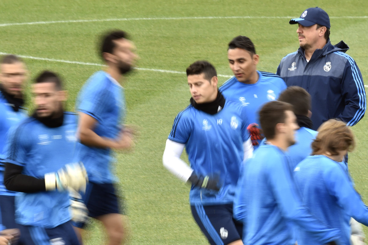 Rafa Benítez observa a sus jugadores en un enternamiento. (AFP)