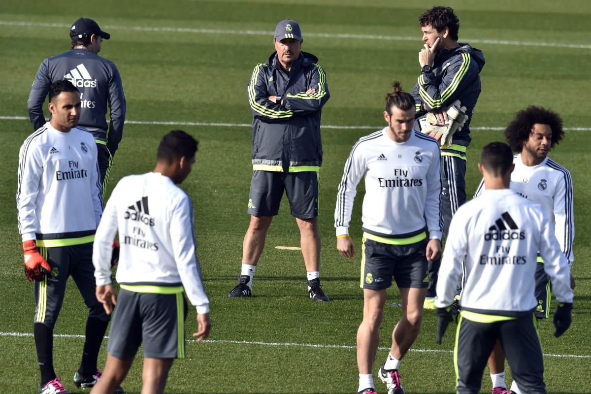 Rafa Benítez observa un entrenamiento de su equipo. (AFP)