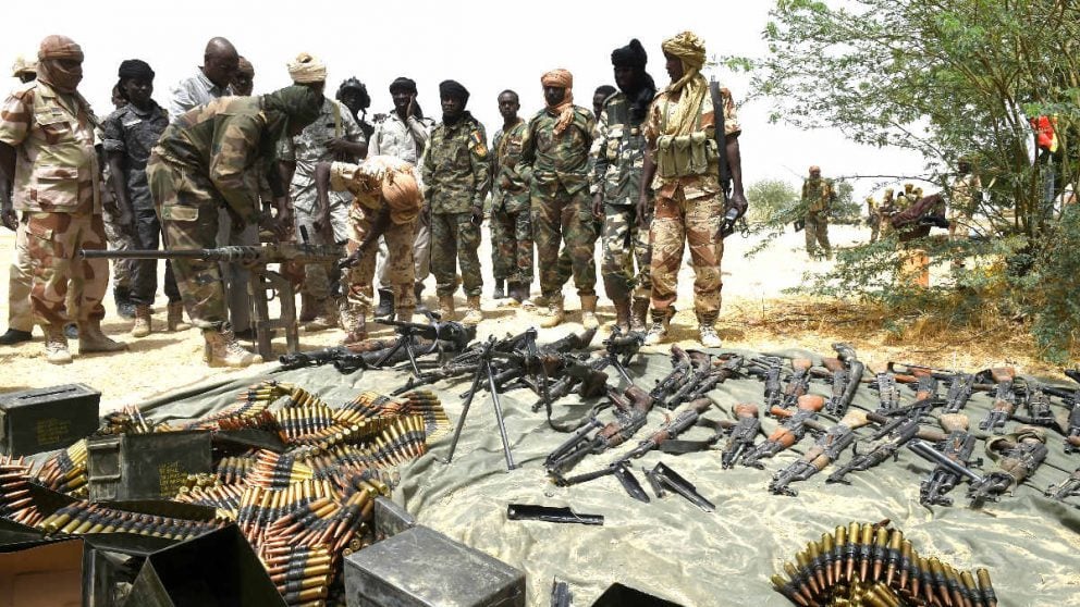 Soldados de Chad vigilan las armas requisadas al grupo terrorista Boko Haram. (Foto: AFP)