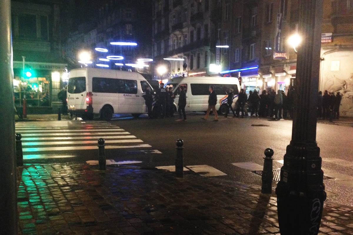 Las proximidades de la rue de la Clef con las operaciones policiales en marcha anoche (Foto: Fernán González)