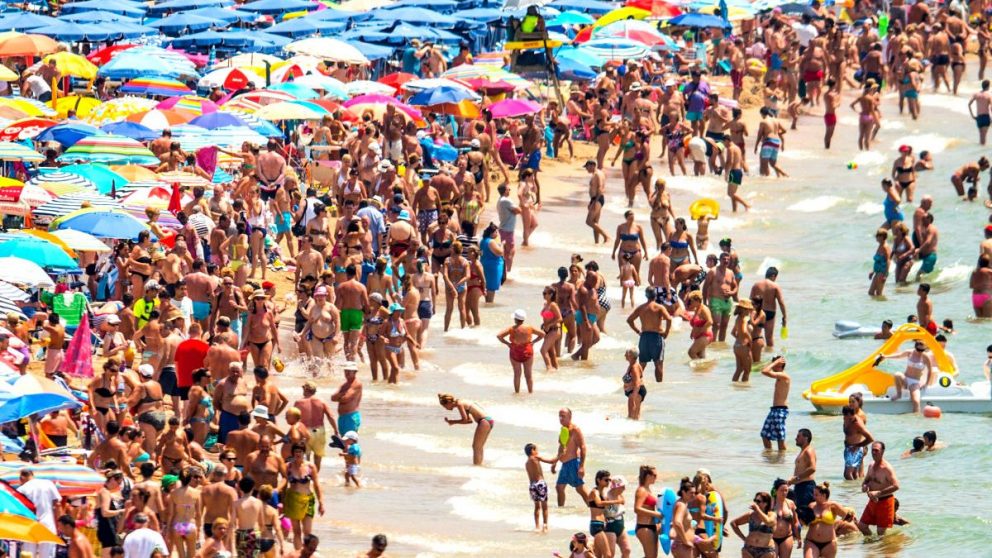 Imagen de una playa española en el mes de julio. (Foto: Getty)