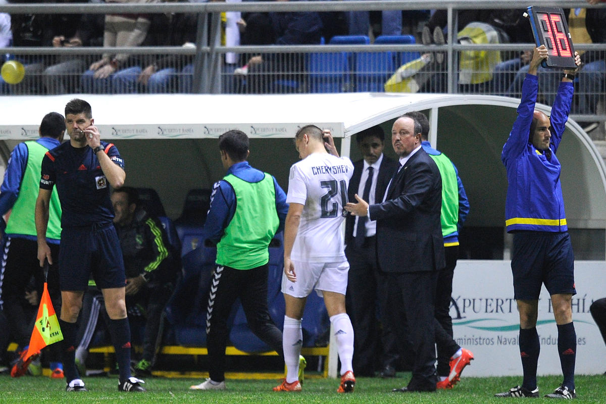 Rafa Benítez saluda a Cheryshev después de sustituirle. (Getty)