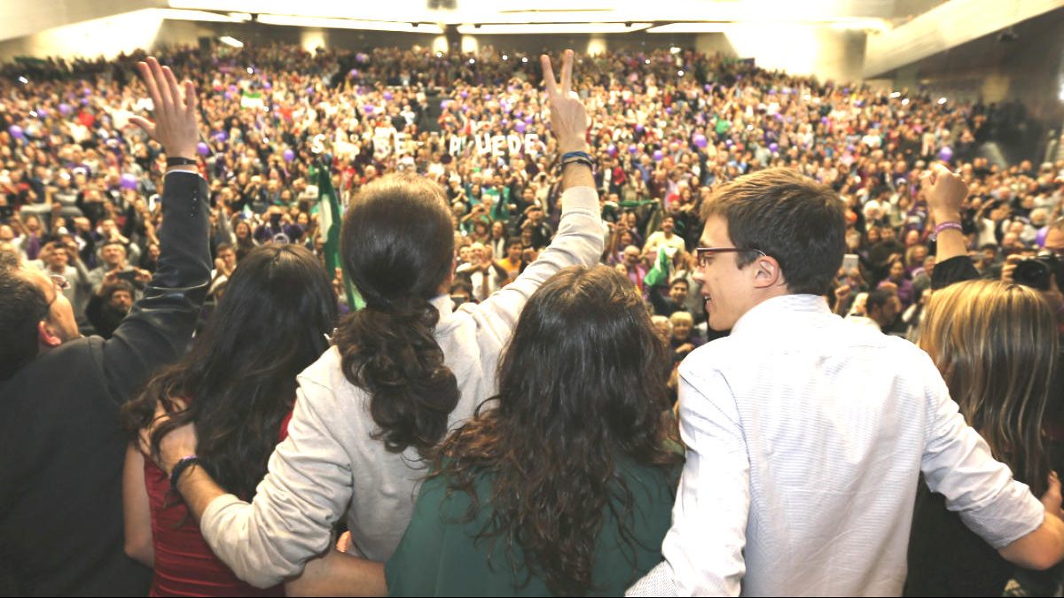 Pablo Iglesias, líder de Podemos, e Iñigo Errejón, secretario de Política, saludan durante un mitin celebrado en Sevilla, capital que Iglesias ha visitado en tres ocasiones durante la campaña electoral.