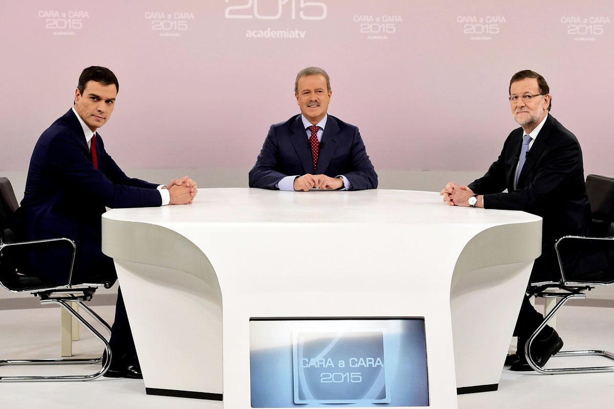 Los dos candidatos antes de comenzar el debate. (Foto: AFP)