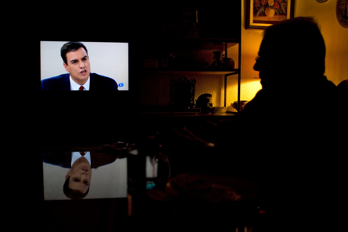 Un espectador sigue desde su domicilio el debate televisivo. (AFP)