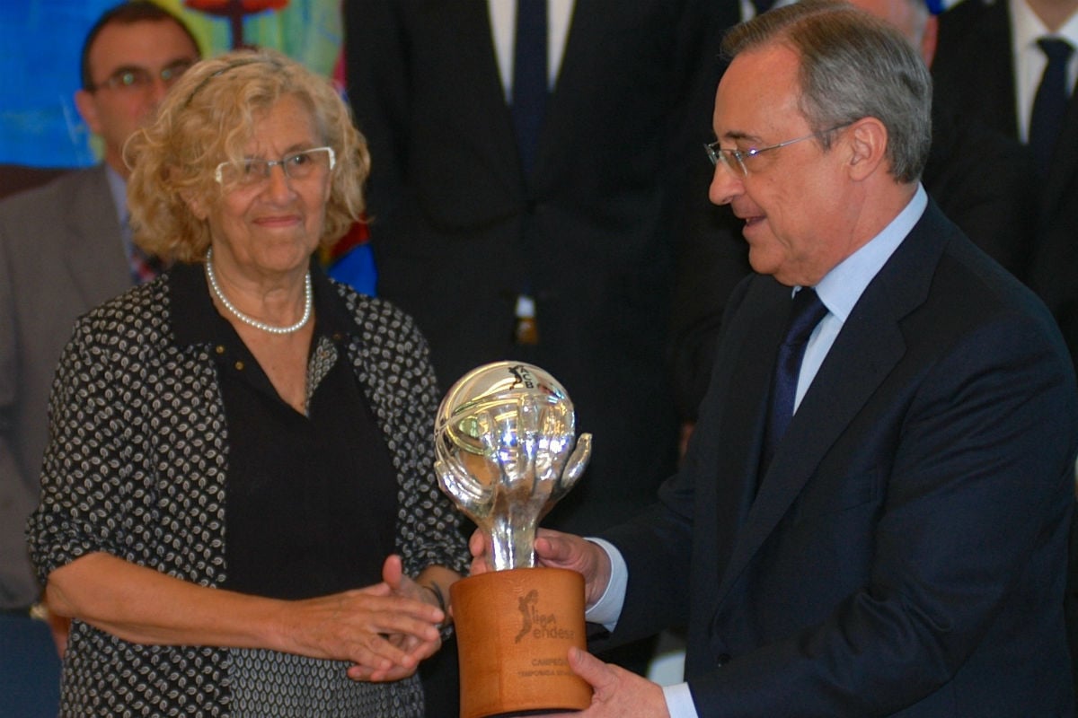 Manuela Carmena, junto a Florentino Pérez (Getty)