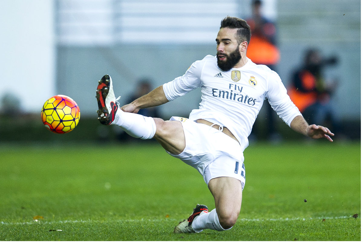 Dani Carvajal intenta llegar a un balón en el partido ante el Eibar. (Getty)