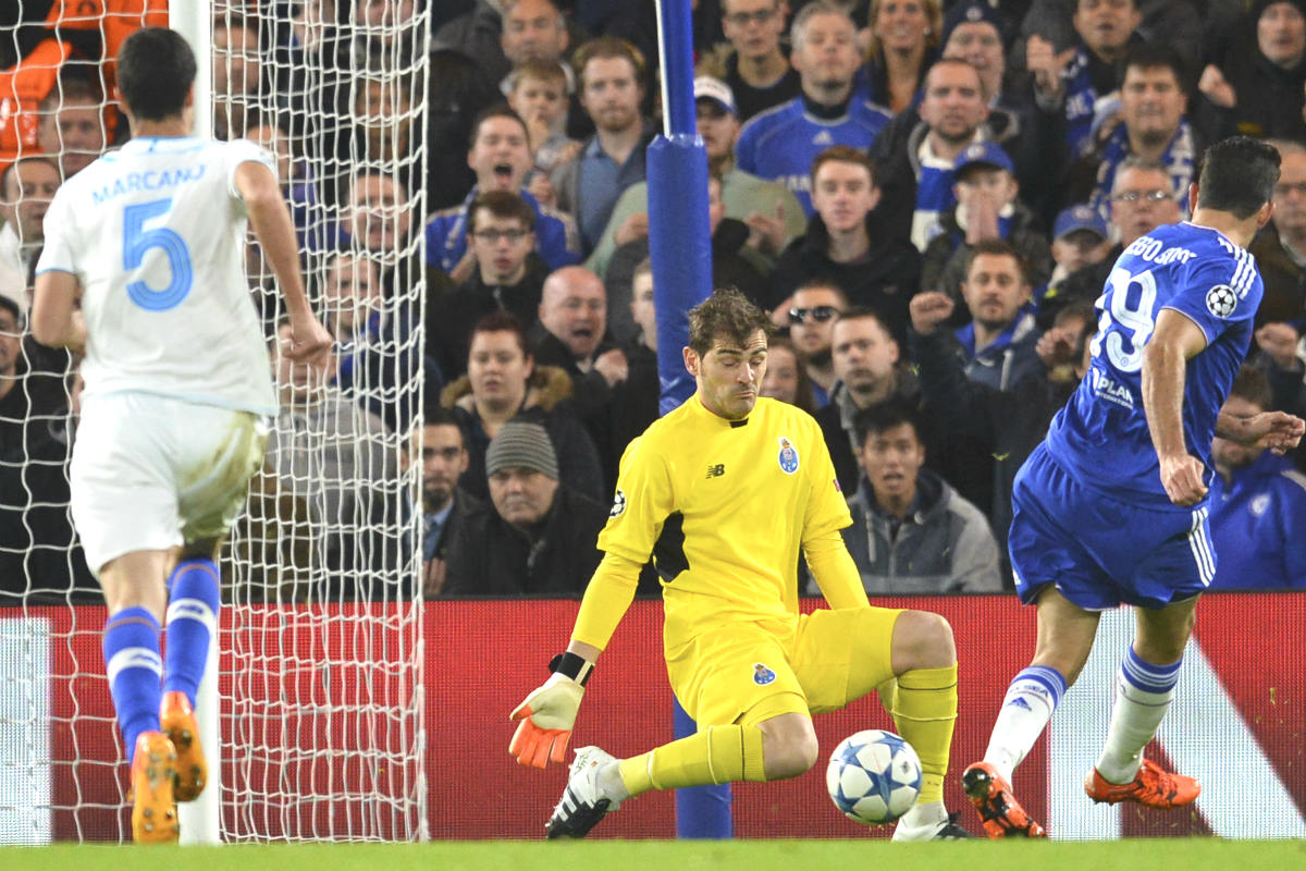 Diego Costa dispara ante Casillas en la jugada del primer gol del Chelsea. (AFP)