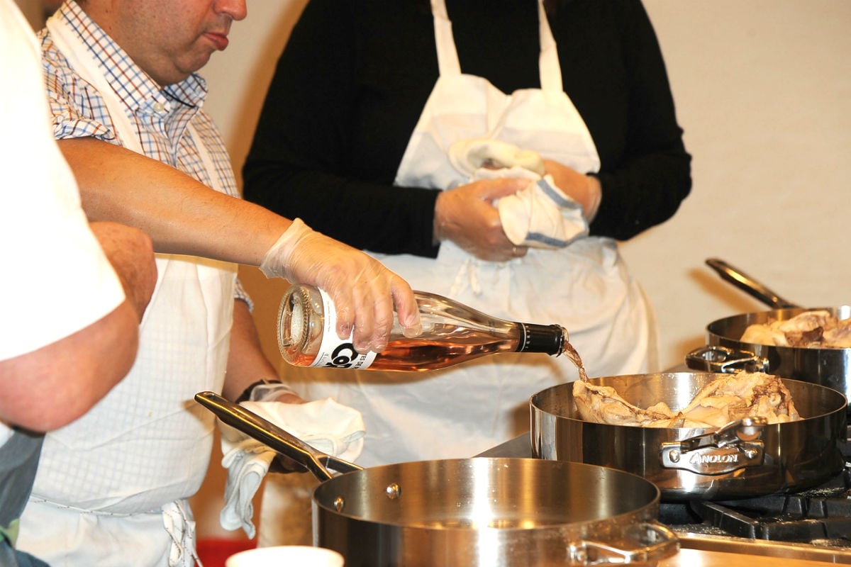 Cocinando con vino (Foto: GETTY).