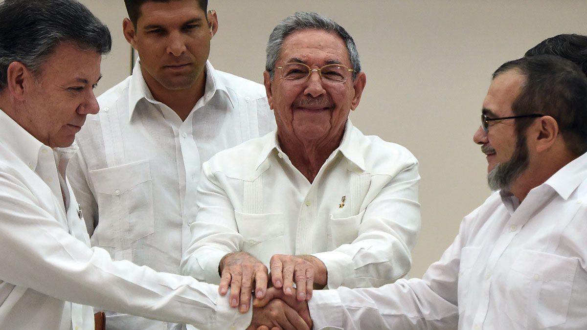 Colombia y las FARC se comprometen septiembre a un acuerdo de paz en seis meses ante Raúl Castro. (Foto: Luis Acosta/AFP)