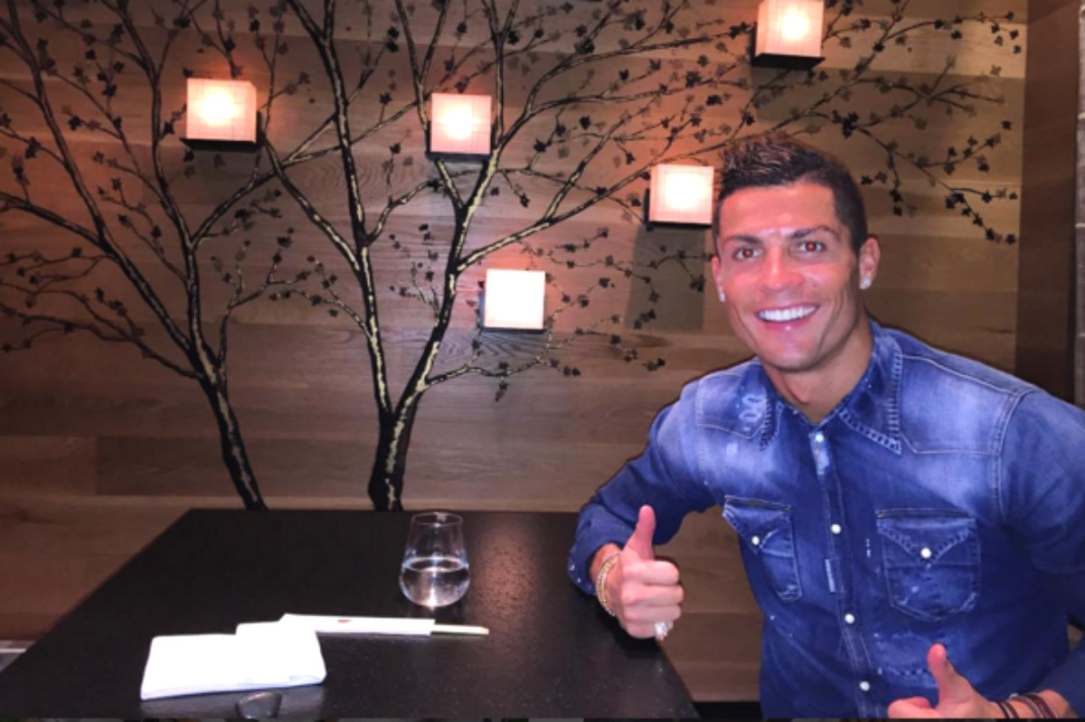 Cristiano Ronaldo posa antes de una cena navideña. (Instagram)