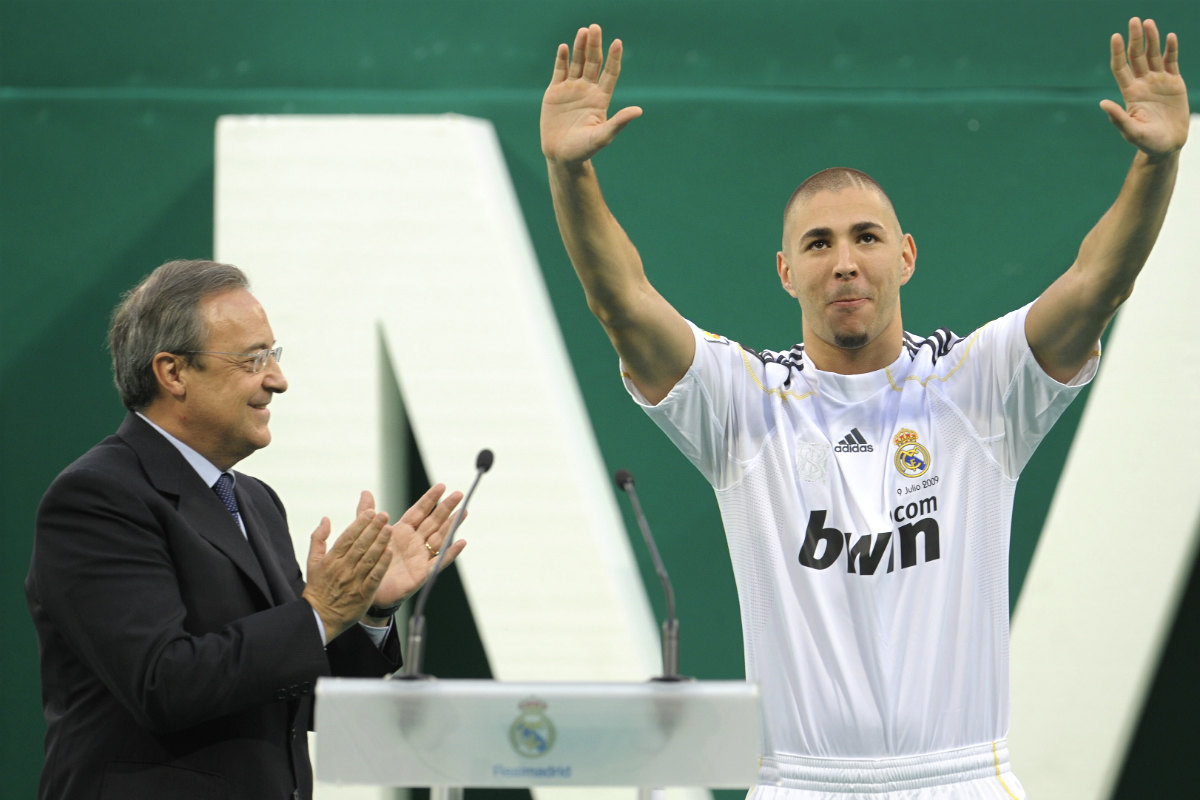 Florentino Pérez, junto a Benzema en su presentación en 2009. (Getty)