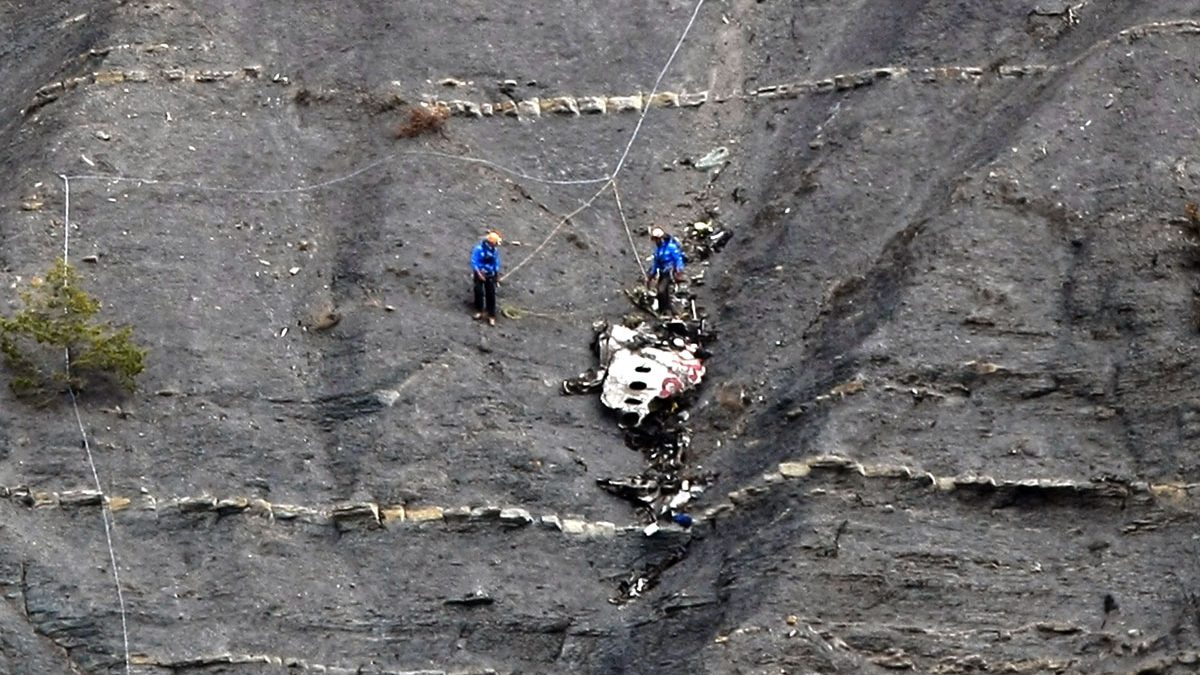 Restos del avión de Germanwings estrellado en los Alpes franceses. (Claude Paris/AFP)
