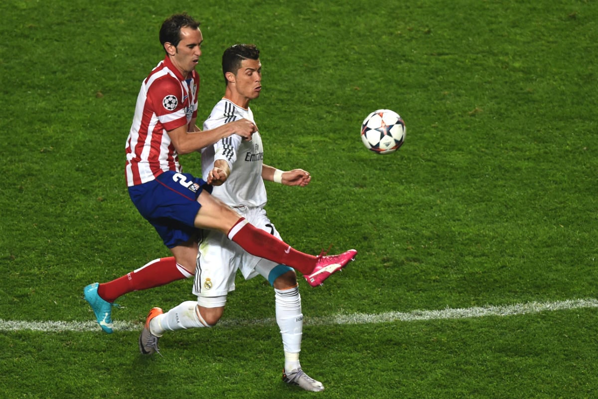 Godín disputa un balón con Cristiano en la final de Lisboa. (AFP)