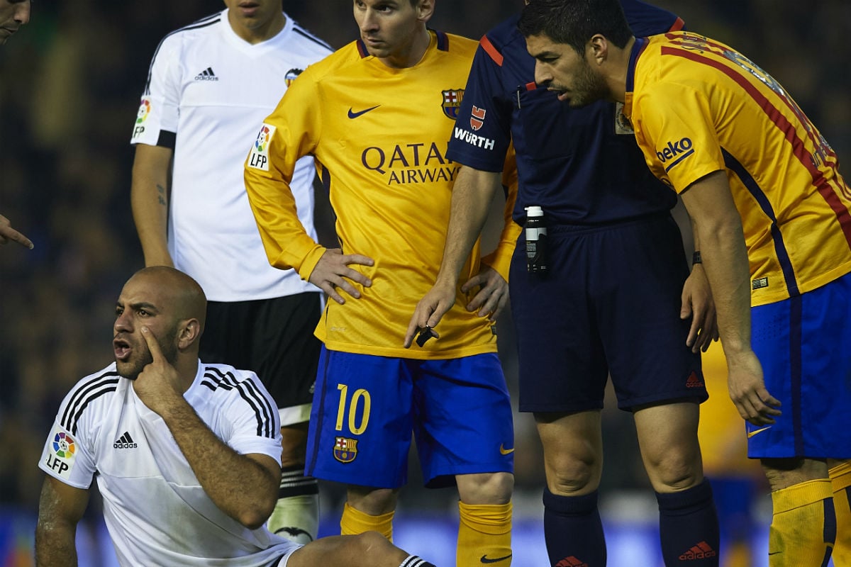 Luis Suárez pisó en dos ocasiones a Abdennour (Getty)