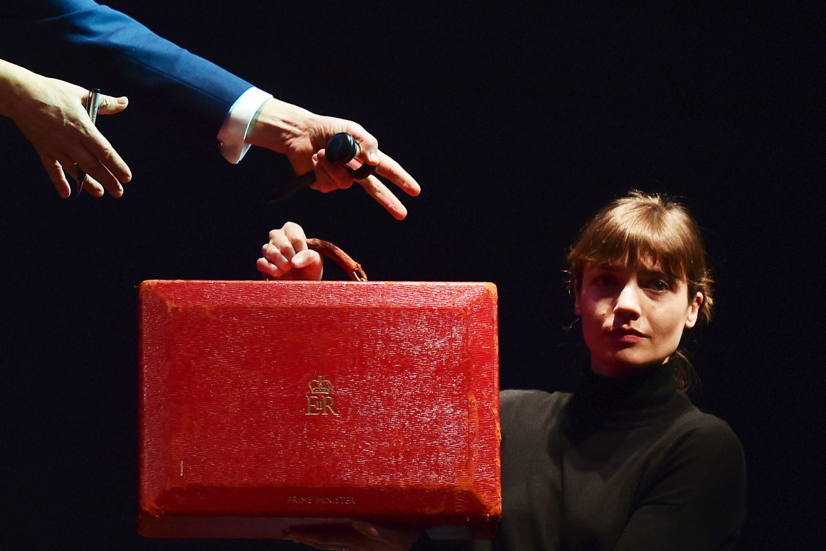 Su conocido maletín rojo, vendido por 242.500 libras. (Foto: AFP)