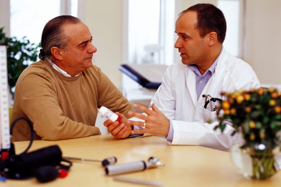 Médico con un paciente.