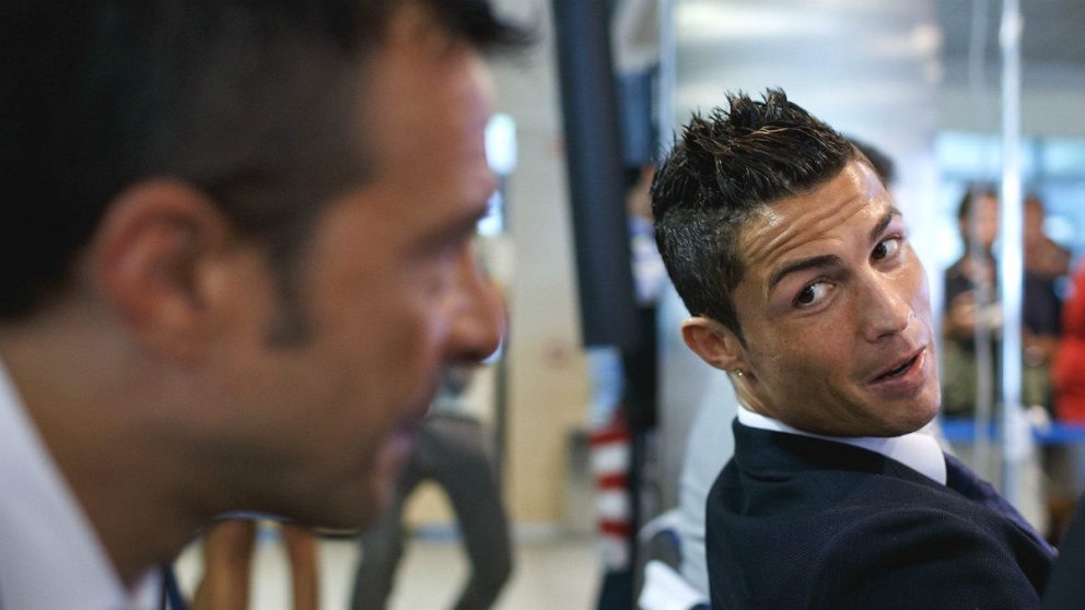 Cristiano Ronaldo mira a Jorge Mendes en el acto de su renovación con el Madrid. (Getty)