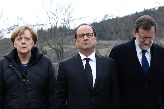 Merkel, Hollande y Rajoy visitan el lugar donde se estrella el vuelo de Germanwings. (Foto: Christophe Ena/AFP)