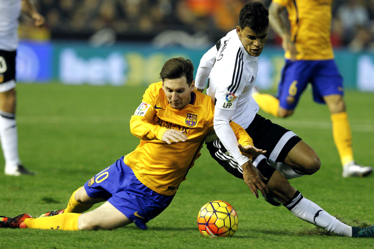 Messi y Danilo pugnan por la pelota (AFP)