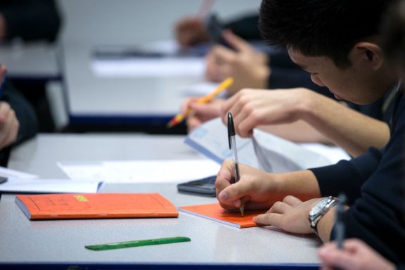 Imagen de unos niños en el aula de un colegio mientras hacen los deberes. (Foto: Getty)