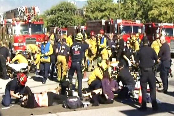 Bomberos de San Bernardino asisten a los heridos. (Foto: REUTERS)