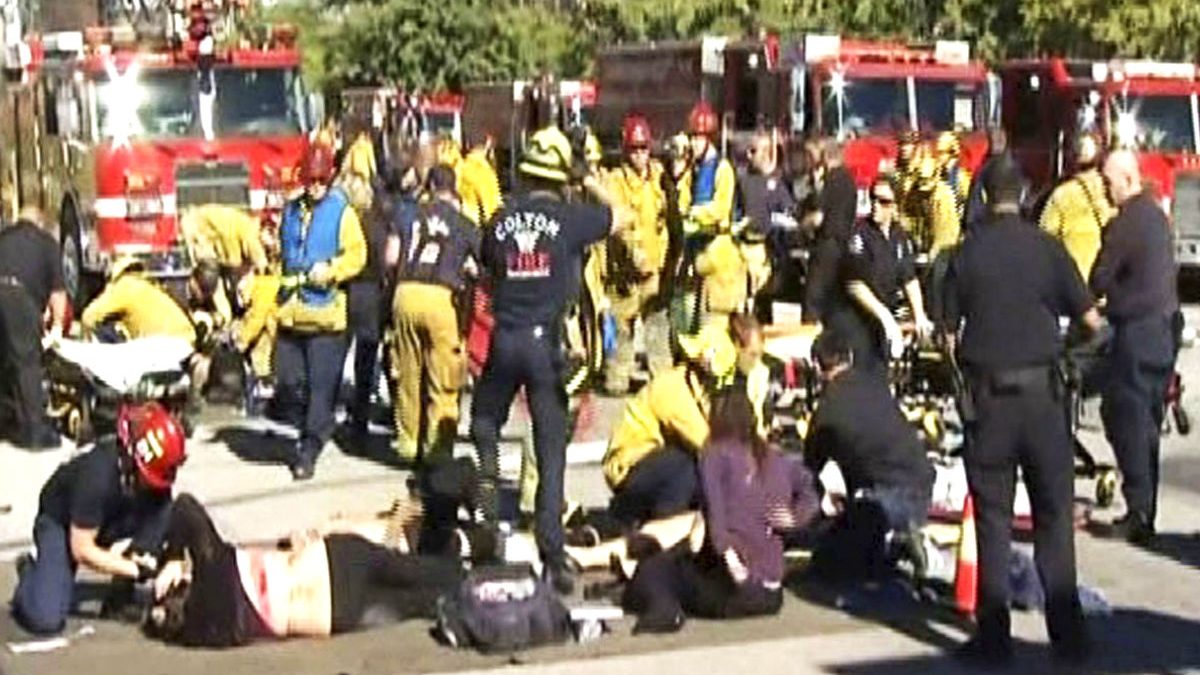 Bomberos de San Bernardino asisten a los heridos. (Foto: REUTERS)
