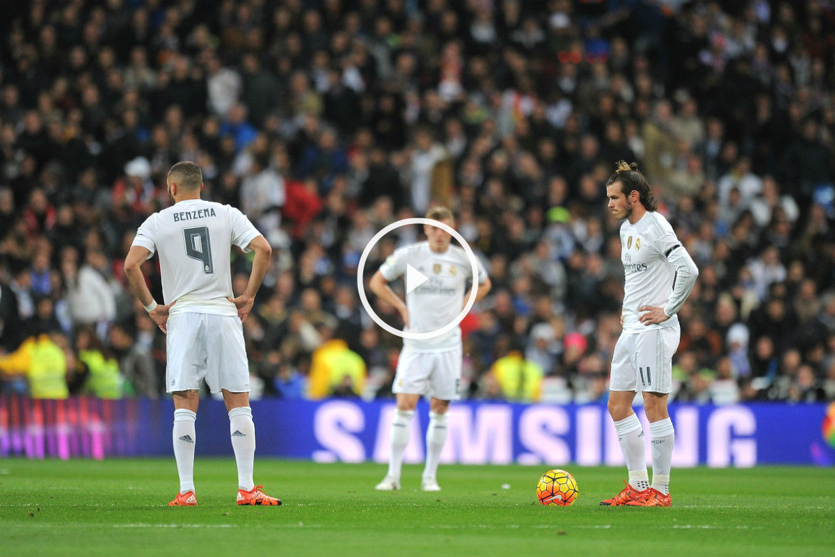 Bale y Benzema, antes de sacar de centro tras encajar un gol en el Clásico.