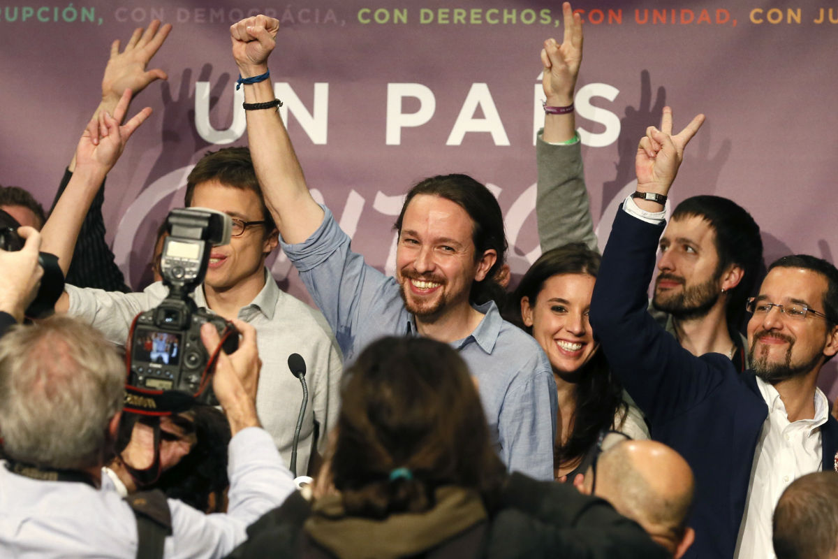 Pablo Iglesias con su equipo la noche del 20D. (FOTO:EFE)