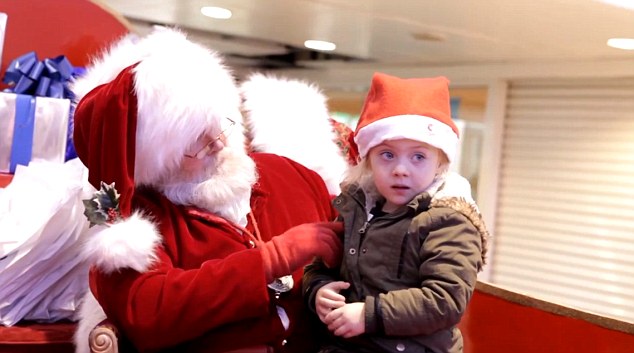 Papa Noel usa lenguaje de signos para que una niña sorda le pida sus regalos