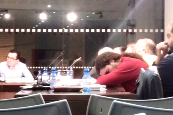 El concejal de Podemos en Silla, Salvador Mestre , completamente dormido durante el pleno extraordinario.