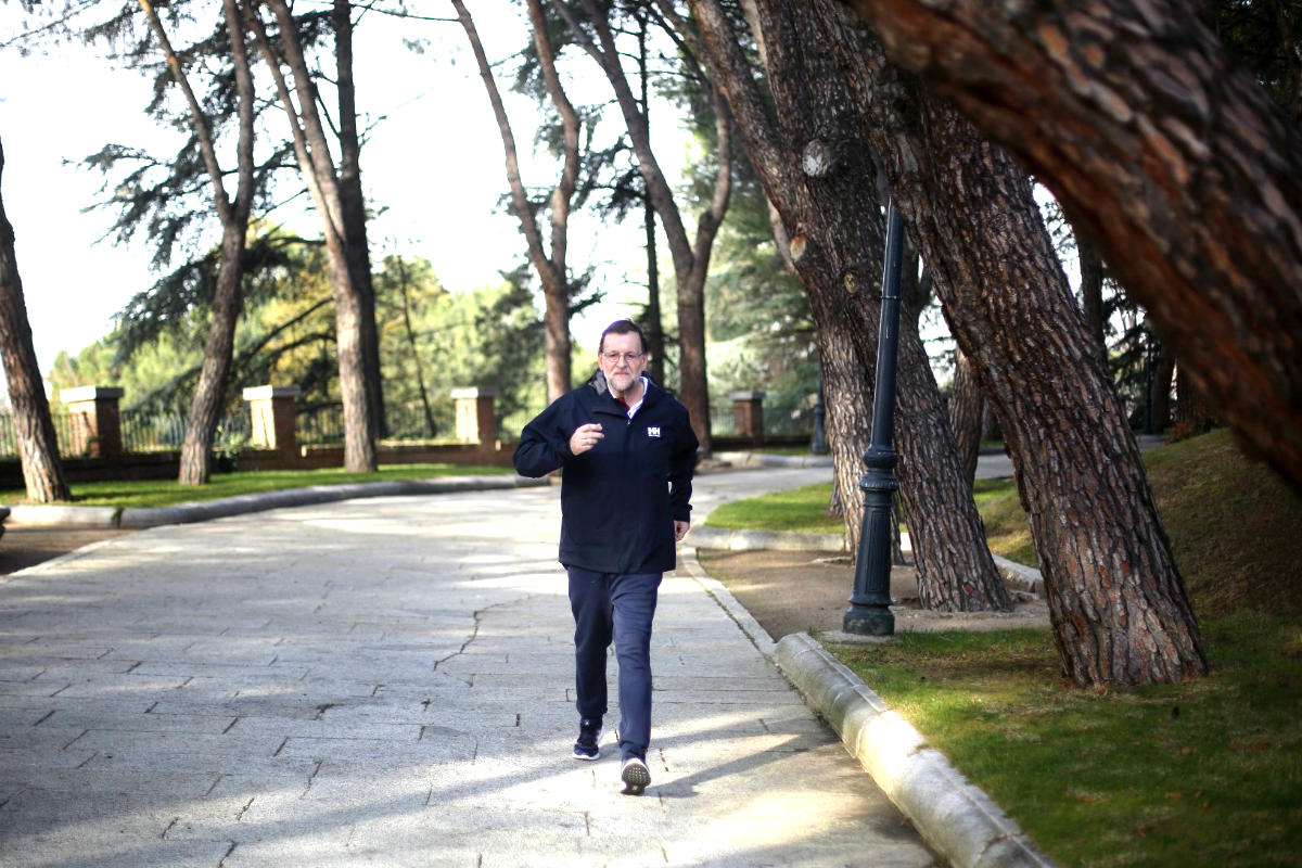 Mariano Rajoy corriendo por los jardines de La Moncloa (Foto: Efe)