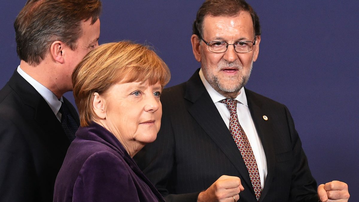 Rajoy junto a Cameron y Merkel. (Foto: AFP)