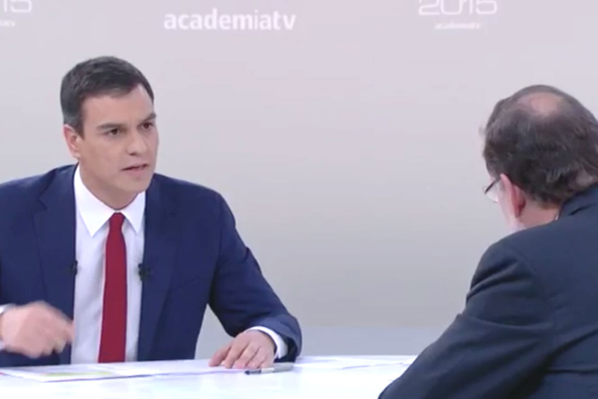 El líder del PSOE, Pedro Sánchez, y el lider del PP, Mariano Rajoy, de espaldas, durante el debate (Foto: Twitter)