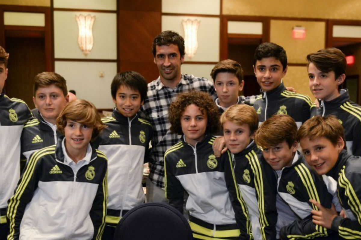 Raúl  posa con los jugadores del Real Madrid.