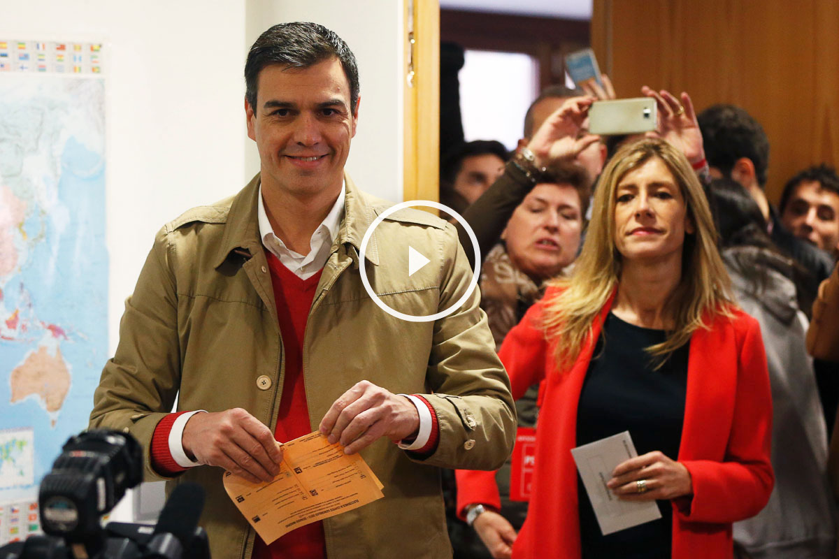 Sánchez vota junto a su mujer. (Foto: EFE)