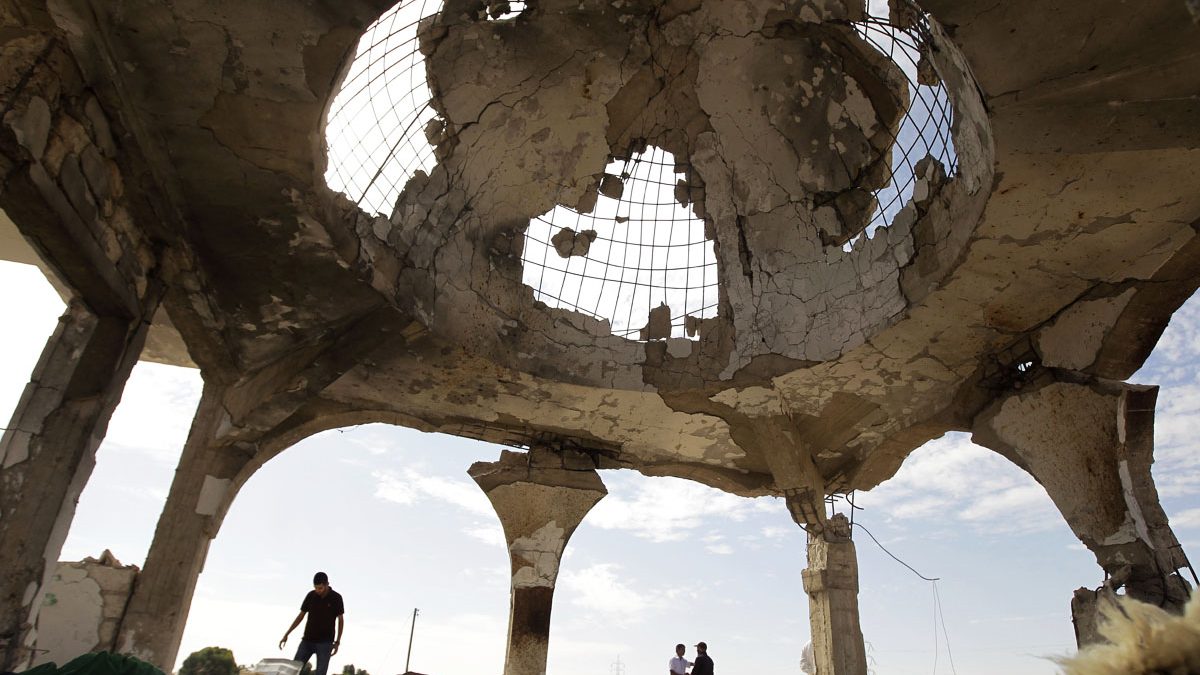 Capilla destrozada en el cementerio principal de Sirte. (Foto: AFP)